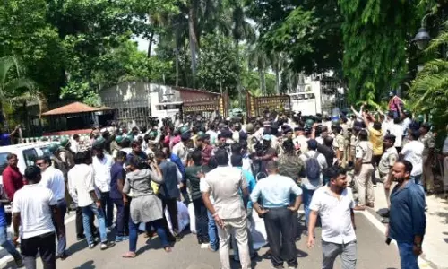 ओडिशा विधानसभा भवन में प्रवेश करने की कोशिश कर रहे ओडिशा विधानसभा भवन में प्रवेश करने की कोशिश कर रहे