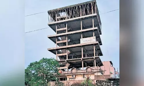 Telangana में पांच मंजिला इमारत ढहने से दो लोगों के फंसे होने की आशंका Telangana में पांच मंजिला इमारत ढहने से दो लोगों के फंसे होने की आशंका