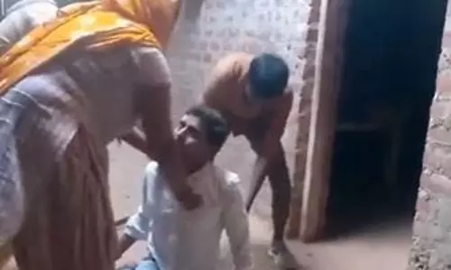 Uttar Pradesh प्रेमिका के परिवार वालों ने प्रेमी को लाठी-डंडों से पीटा Uttar Pradesh प्रेमिका के परिवार वालों ने प्रेमी को लाठी-डंडों से पीटा