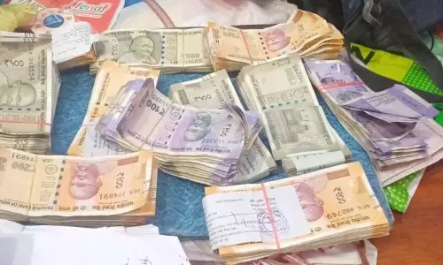 Bihar Breaking : राजस्व कर्मचारी के दफ्तर पर छापा