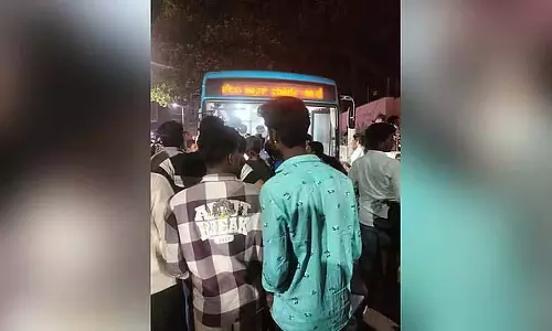 BMTC बस ने बाइक को टक्कर मारी, सवार और पैदल यात्री को 50 मीटर तक घसीटा, मौत BMTC बस ने बाइक को टक्कर मारी, सवार और पैदल यात्री को 50 मीटर तक घसीटा, मौत