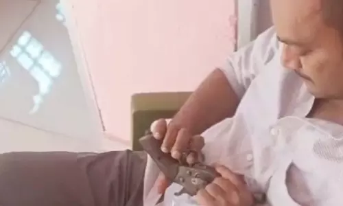 Bihar : अंचल अधिकारी का कट्टा संग फोटो वायरल Bihar : अंचल अधिकारी का कट्टा संग फोटो वायरल