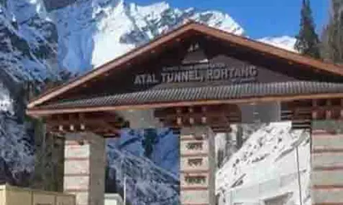 Himachal Pradesh में अटल सुरंग पर पर्यटकों ने बर्फ और प्राकृतिक सौंदर्य का आनंद लिया Himachal Pradesh में अटल सुरंग पर पर्यटकों ने बर्फ और प्राकृतिक सौंदर्य का आनंद लिया