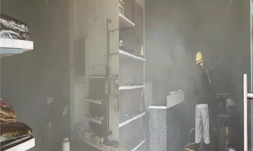 Haryana : आग लगने से गारमेंट की दुकान जलकर खाक, लाखों रुपए का नुकसान Haryana : आग लगने से गारमेंट की दुकान जलकर खाक, लाखों रुपए का नुकसान