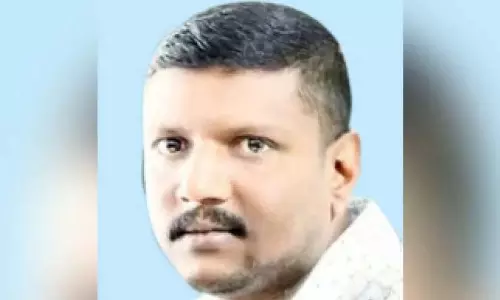 साउंड बॉक्स लेकर सीढ़ियों से नीचे उतरने की कोशिश करते समय फिसल गया; मनंतवाडी में युवक का दुखद अंत साउंड बॉक्स लेकर सीढ़ियों से नीचे उतरने की कोशिश करते समय फिसल गया; मनंतवाडी में युवक का दुखद अंत