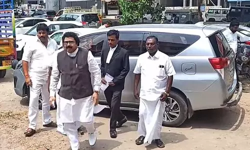 Kodanad case: सुधाकरन सी.बी.सी.आई.डी. में पेश हुए कार्यालय Kodanad case: सुधाकरन सी.बी.सी.आई.डी. में पेश हुए कार्यालय