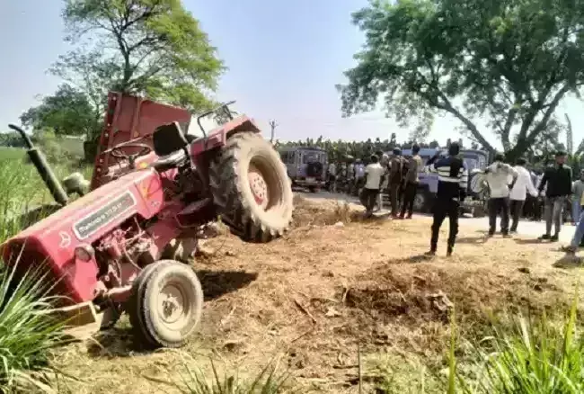 Burhanpur: एक्सल टूटने से पलटी रेत से भरी ट्रैक्टर-ट्राली, चालक की मौत