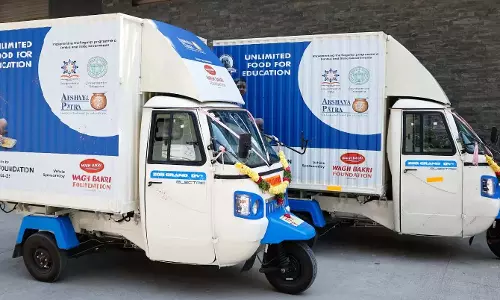 Telangana: वाघ बकरी फाउंडेशन ने अक्षय पात्र फाउंडेशन को इलेक्ट्रिक वाहन दान किए Telangana: वाघ बकरी फाउंडेशन ने अक्षय पात्र फाउंडेशन को इलेक्ट्रिक वाहन दान किए