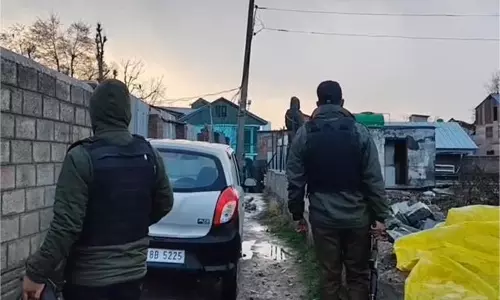 Jammu-Kashmir: छापेमारी जारी, कई घरों से सामान बरामद