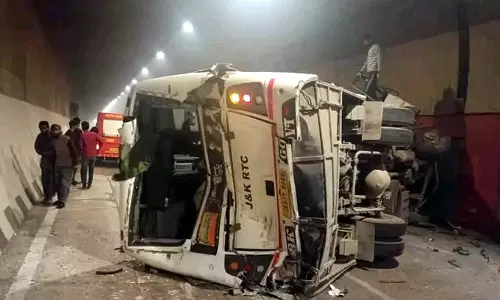 Jammu-Kashmir: बनिहाल में नवयुग सुरंग के अंदर बस पलटी, 12 घायल Jammu-Kashmir: बनिहाल में नवयुग सुरंग के अंदर बस पलटी, 12 घायल