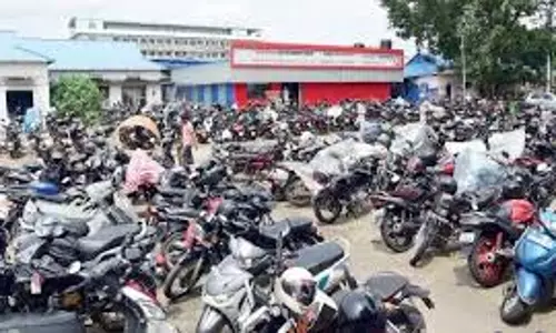Kerala में रेलवे स्टेशनों पर पार्किंग शुल्क बढ़ा हेलमेट अलग से रखने पर अतिरिक्त शुल्क Kerala में रेलवे स्टेशनों पर पार्किंग शुल्क बढ़ा हेलमेट अलग से रखने पर अतिरिक्त शुल्क