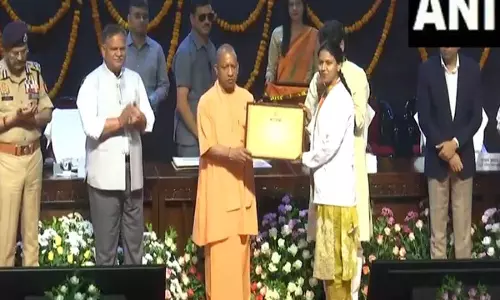 लखनऊ में आयुष विभाग के 283 चिकित्सा अधिकारियों को नियुक्ति पत्र वितरित करते CM Yogi लखनऊ में आयुष विभाग के 283 चिकित्सा अधिकारियों को नियुक्ति पत्र वितरित करते CM Yogi
