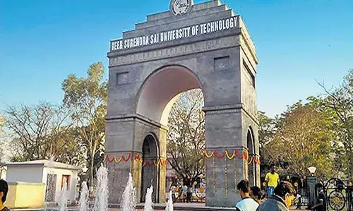 कार्यस्थल पर ‘नशे में’ दिखने पर VSSUT ने एसोसिएट प्रोफेसर को निलंबित कर दिया कार्यस्थल पर ‘नशे में’ दिखने पर VSSUT ने एसोसिएट प्रोफेसर को निलंबित कर दिया