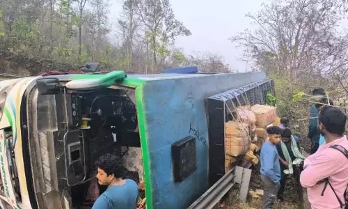Odisha: घाट रोड पर बस पलटी, 23 लोग घायल