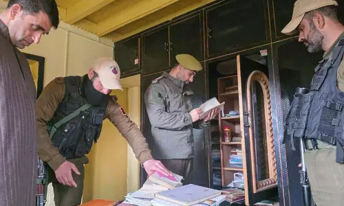 पुलिस ने Kashmir में कई स्थानों पर छापे मारे, अलगाववादी संगठनों को निशाना बनाया
