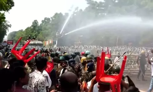 Bhubaneswar : पुलिस पर पथराव कर रहे ओडिशा कांग्रेस कार्यकर्ताओं पर पुलिस ने लाठीचार्ज किया Bhubaneswar : पुलिस पर पथराव कर रहे ओडिशा कांग्रेस कार्यकर्ताओं पर पुलिस ने लाठीचार्ज किया