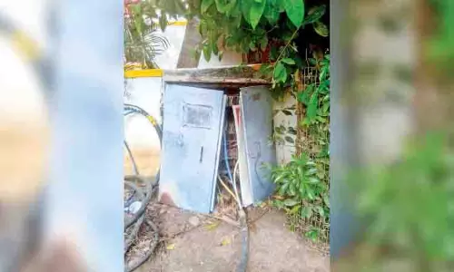खुले तार, निचले स्तर पर स्थित EB पिलर बॉक्स मनपक्कम निवासियों के लिए खतरा बन रहे खुले तार, निचले स्तर पर स्थित EB पिलर बॉक्स मनपक्कम निवासियों के लिए खतरा बन रहे