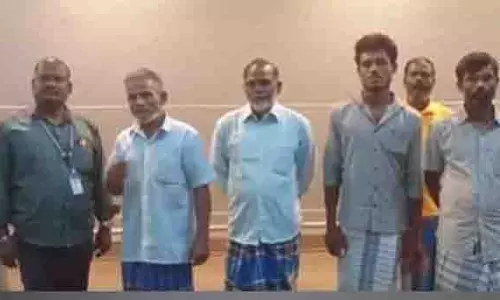 Sri Lankan की जेल से रिहा हुए 7 मछुआरे चेन्नई पहुंचे Sri Lankan की जेल से रिहा हुए 7 मछुआरे चेन्नई पहुंचे