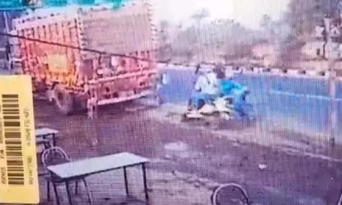 ट्रक से स्कूटी की टक्कर, स्पॉट में 2 लोगों की डेथ ट्रक से स्कूटी की टक्कर, स्पॉट में 2 लोगों की डेथ