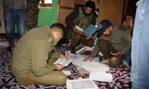 Shopian में पुलिस ने प्रतिबंधित जमात-ए-इस्लामी सदस्यों के घरों पर छापेमारी की Shopian में पुलिस ने प्रतिबंधित जमात-ए-इस्लामी सदस्यों के घरों पर छापेमारी की