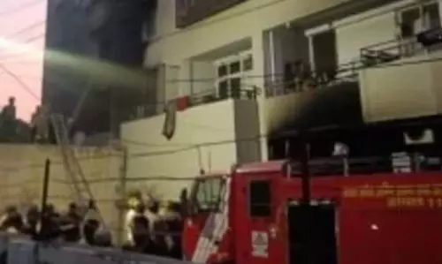 पार्किंग स्थल में आग लगने से अपार्टमेंट में मचा हड़कंप, बाइक और कारें जलकर खाक