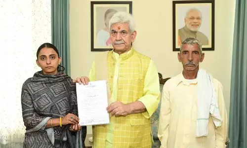 J&K LG ने रियासी आतंकी हमले में मारे गए बस कंडक्टर की बहन को नियुक्ति पत्र सौंपा J&K LG ने रियासी आतंकी हमले में मारे गए बस कंडक्टर की बहन को नियुक्ति पत्र सौंपा