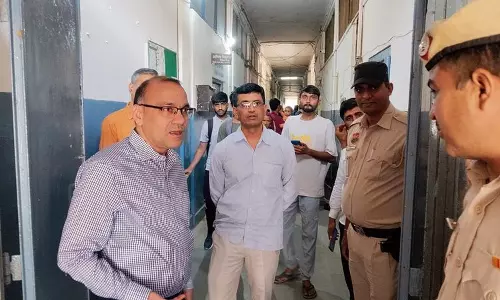 DC ने सरकारी कार्यालयों का औचक निरीक्षण किया, दो कर्मचारी अनुपस्थित पाए गए