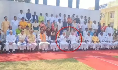 CM हाथ जोड़ रहे थे, मंत्री ने कर दिया नीचे CM हाथ जोड़ रहे थे, मंत्री ने कर दिया नीचे