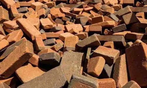 Hyderabad: पाथेरगट्टी इमारत का स्लैब गिरने से व्यापारी घायल Hyderabad: पाथेरगट्टी इमारत का स्लैब गिरने से व्यापारी घायल