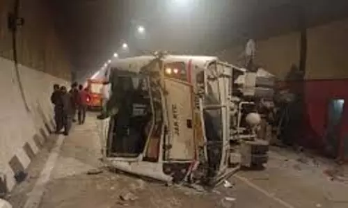 J&K: नवयुग सुरंग के अंदर SRTC बस पलटने से 17 लोग घायल