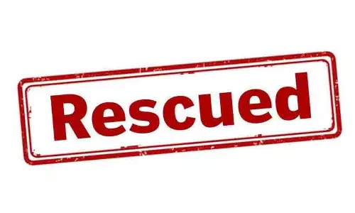 Mancherial में ट्रक के केबिन में फंसे ड्राइवर को पुलिस ने बचाया
