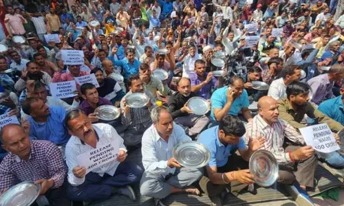 Jammu: नियमितीकरण-लंबित वेतन जारी करने की मांग को लेकर दैनिक वेतनभोगियों का विरोध प्रदर्शन जारी