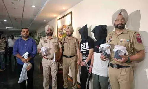 Chandigarh: गैंगस्टर से 1.4 किलो अफीम, तीन पिस्तौल, 2.5 लाख रुपये जब्त Chandigarh: गैंगस्टर से 1.4 किलो अफीम, तीन पिस्तौल, 2.5 लाख रुपये जब्त