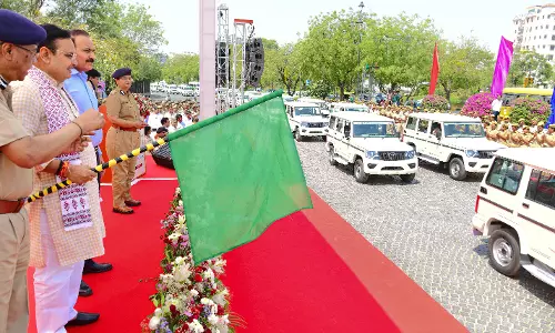 Jaipur: मुख्यमंत्री ने 150 नए पुलिस वाहनों को हरी झंडी दिखाकर किया रवाना
