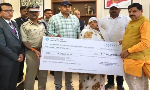 शहीद एएसआई को सहायता राशि जारी, 1 करोड़ का चेक सौंपा गया शहीद एएसआई को सहायता राशि जारी, 1 करोड़ का चेक सौंपा गया
