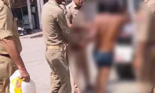 कलेक्ट्रेट के बाहर युवक ने किया आत्मदाह का प्रयास, पुलिसकर्मियों ने बचाई जान कलेक्ट्रेट के बाहर युवक ने किया आत्मदाह का प्रयास, पुलिसकर्मियों ने बचाई जान