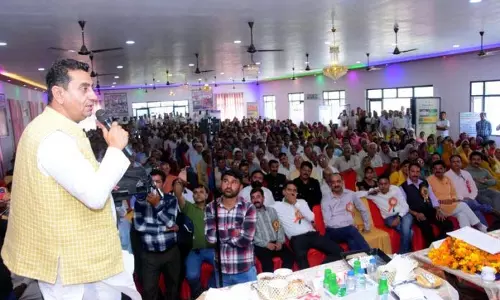 Jasrotia ने किसान मेले का उद्घाटन किया, किसानों को 45 ट्रैक्टर सौंपे