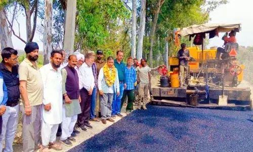 MLA कठुआ ने मैकडैमाइजेशन कार्य शुरू किया MLA कठुआ ने मैकडैमाइजेशन कार्य शुरू किया