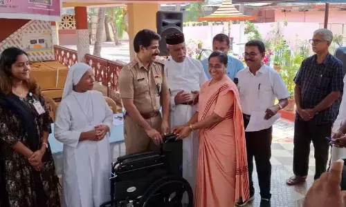 Kerala: ममूटी ने एर्नाकुलम में शारीरिक रूप से विकलांग लोगों की मदद की Kerala: ममूटी ने एर्नाकुलम में शारीरिक रूप से विकलांग लोगों की मदद की