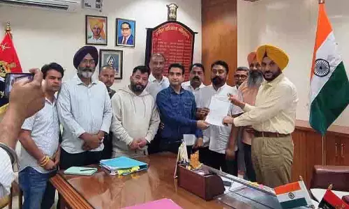 Amritsar पुलिस और टैक्सी यूनियनों ने HP टैक्सी ऑपरेटरों को समर्थन का आश्वासन दिया Amritsar पुलिस और टैक्सी यूनियनों ने HP टैक्सी ऑपरेटरों को समर्थन का आश्वासन दिया