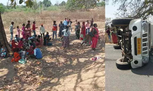 CG BREAKING: श्रद्धालुओं से भरी पिकअप पलटी, 35 लोग घायल CG BREAKING: श्रद्धालुओं से भरी पिकअप पलटी, 35 लोग घायल