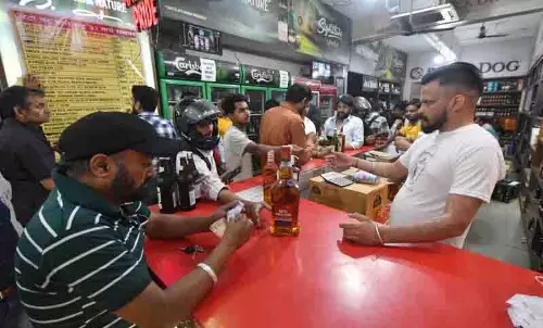 UT के शराब विक्रेताओं द्वारा विभिन्न ब्रांडों पर भारी छूट दिए जाने के कारण शराब के लिए होड़ मची