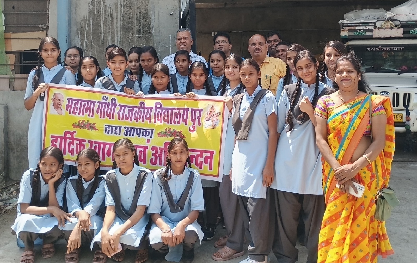 महात्मा गांधी राजकीय विद्यालय पुर द्वारा छात्राओं को कराया व्यावसायिक शिक्षा भ्रमण