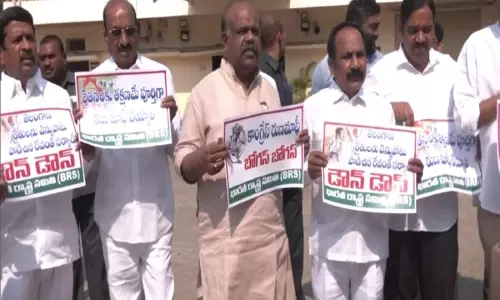 BRS MLC ने कांग्रेस सरकार के खिलाफ तेलंगाना विधान परिषद में किया विरोध प्रदर्शन