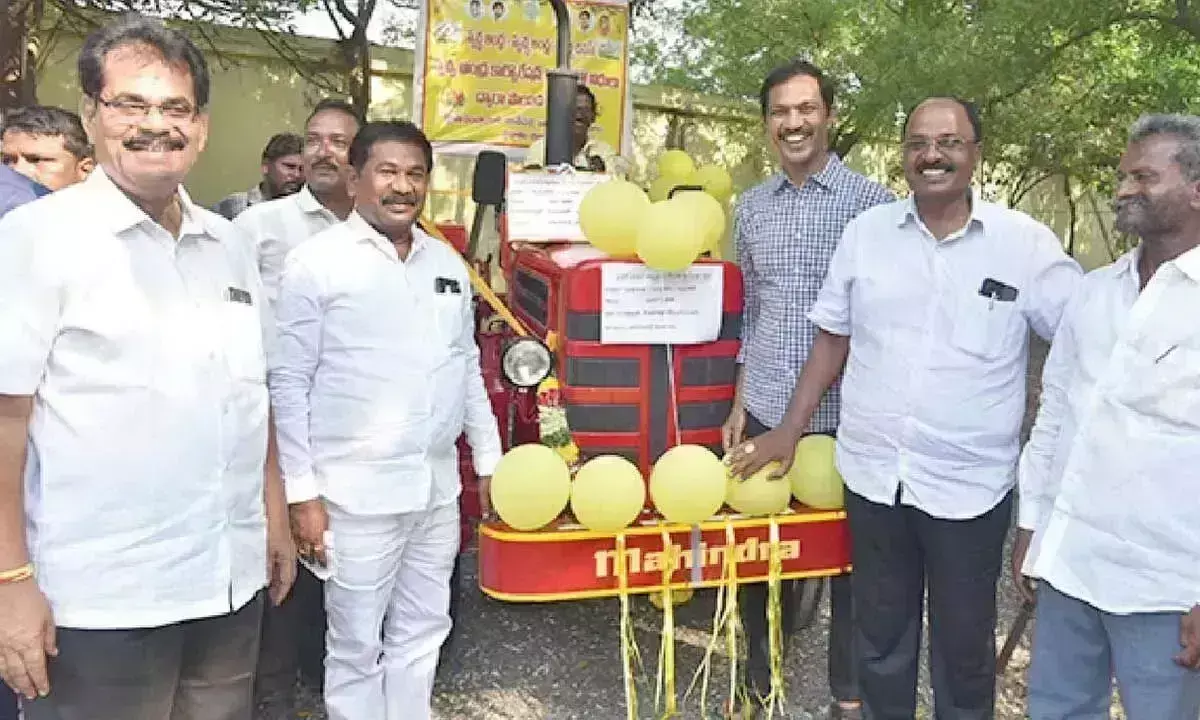 ग्राम पंचायतों को ट्रैक्टर वितरित किये गये ग्राम पंचायतों को ट्रैक्टर वितरित किये गये