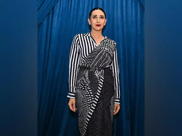 लैक्मे फैशन वीक एक्स FDCI में मोनोक्रोम बेल्टेड साड़ी में करिश्मा कपूर ने सबका ध्यान अपनी ओर खींचा लैक्मे फैशन वीक एक्स FDCI में मोनोक्रोम बेल्टेड साड़ी में करिश्मा कपूर ने सबका ध्यान अपनी ओर खींचा