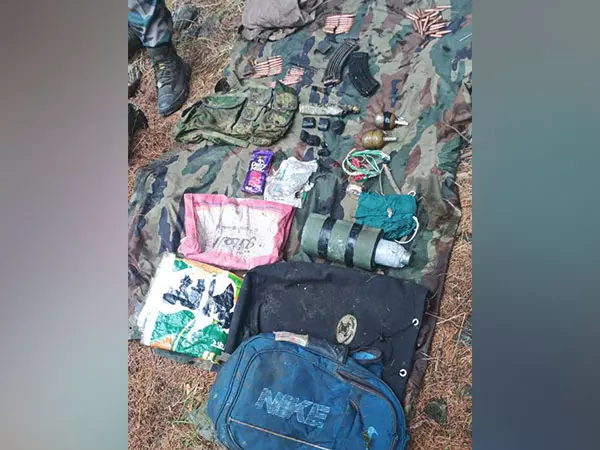 Baramulla police ने संयुक्त अभियान में नंबलान वन क्षेत्र में हथियार और गोला-बारूद बरामद किया Baramulla police ने संयुक्त अभियान में नंबलान वन क्षेत्र में हथियार और गोला-बारूद बरामद किया