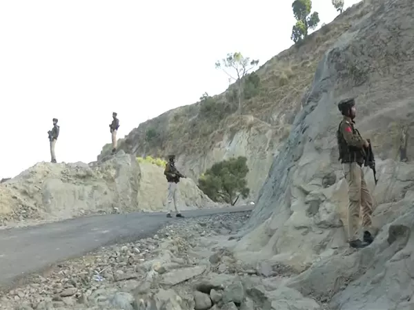 भारतीय सेना ने Kathua में आतंकवादियों के साथ मुठभेड़ में पुलिस कर्मियों की मौत की सूचना दी भारतीय सेना ने Kathua में आतंकवादियों के साथ मुठभेड़ में पुलिस कर्मियों की मौत की सूचना दी