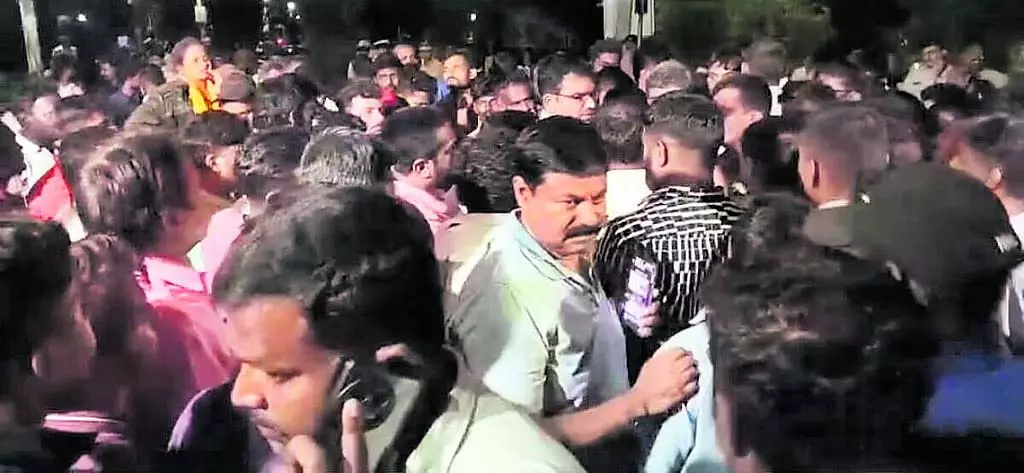 कंक्रीट मिक्सर लॉरी की टक्कर: बाइक सवार की मौत कंक्रीट मिक्सर लॉरी की टक्कर: बाइक सवार की मौत
