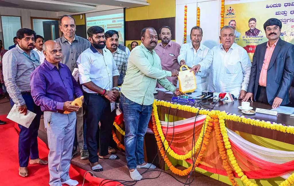 14 मंदिरों से घर-घर तक प्रसाद पहुंचाने के लिए ई-प्रसाद परियोजना शुरू की गई 14 मंदिरों से घर-घर तक प्रसाद पहुंचाने के लिए ई-प्रसाद परियोजना शुरू की गई